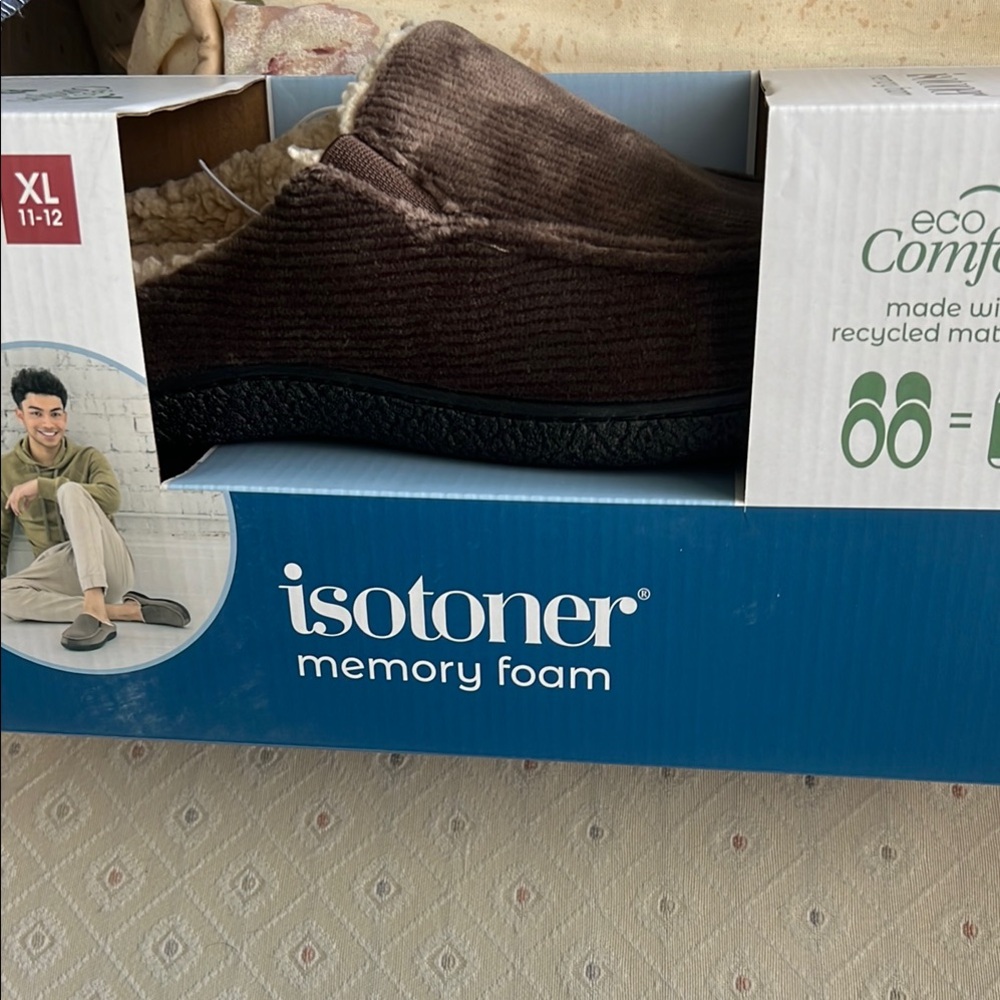 MEN’S ISOTONER MEMORY FOAM SLIPPERS - SIZE XL 11-12 - BRAND NEW IN BOX
